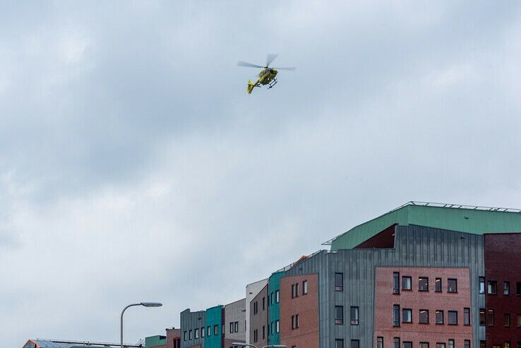 ‘Coronaheli’ brengt patiënt naar Isala ziekenhuis in Zwolle - Foto: Peter Denekamp