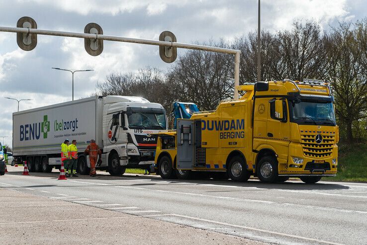 Vrachtwagen ramt bestelbus op IJsselallee, gewonde naar ziekenhuis - Foto: Peter Denekamp