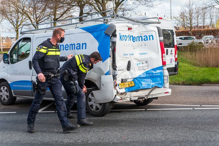 Vrachtwagen ramt bestelbus op IJsselallee, gewonde naar ziekenhuis - Foto: Peter Denekamp