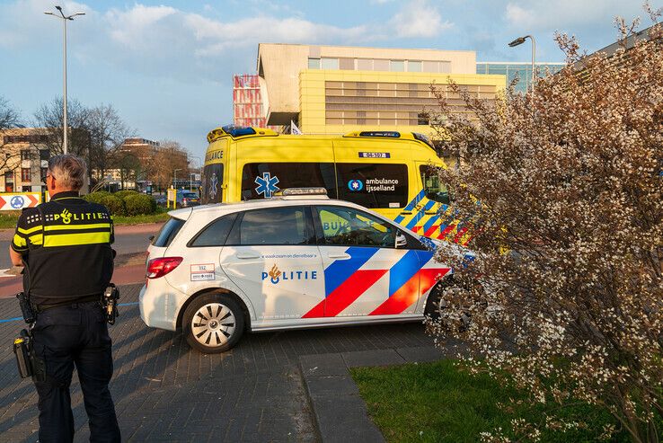 Scooterrijdster naar ziekenhuis door ongeluk in Holtenbroek - Foto: Peter Denekamp