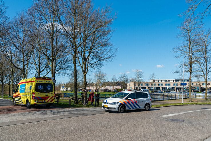 Fietser slaat over de kop in Zwolle-Zuid - Foto: Peter Denekamp