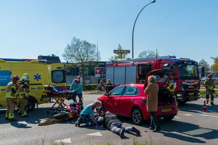 Motorrijder naar ziekenhuis na ongeval op Roelenweg - Foto: Peter Denekamp
