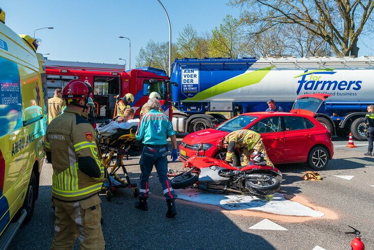 Motorrijder naar ziekenhuis na ongeval op Roelenweg - Foto: Peter Denekamp
