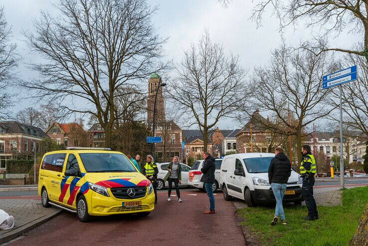 Fietsster naar ziekenhuis na botsing met auto - Foto: Peter Denekamp