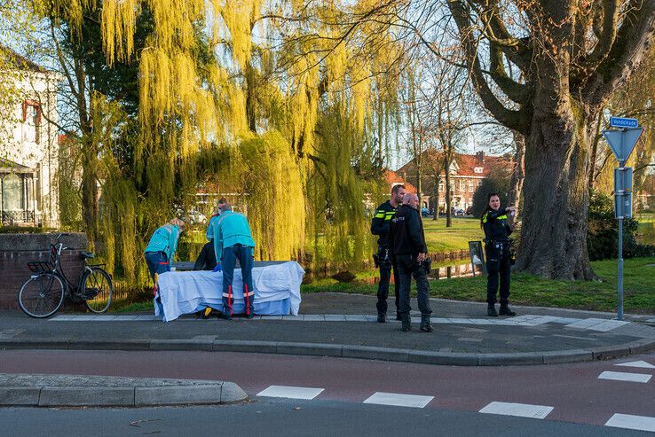 Fietser aangereden op rotonde Vondelkade - Foto: Peter Denekamp