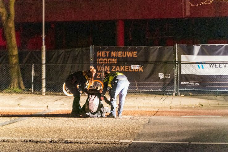 Fietser onder invloed zit op Westerlaan - Foto: Peter Denekamp