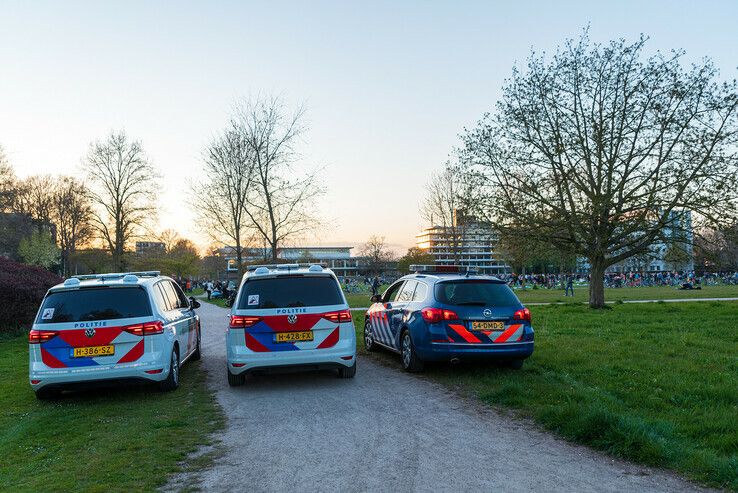 Politie maakt einde aan koningsdagfeest in Park de Wezenlanden - Foto: Peter Denekamp