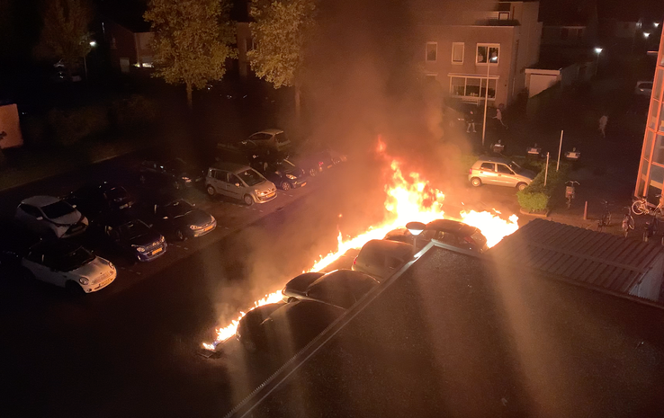 Auto brandt uit aan Staatssecretarislaan - Foto: Ingezonden foto