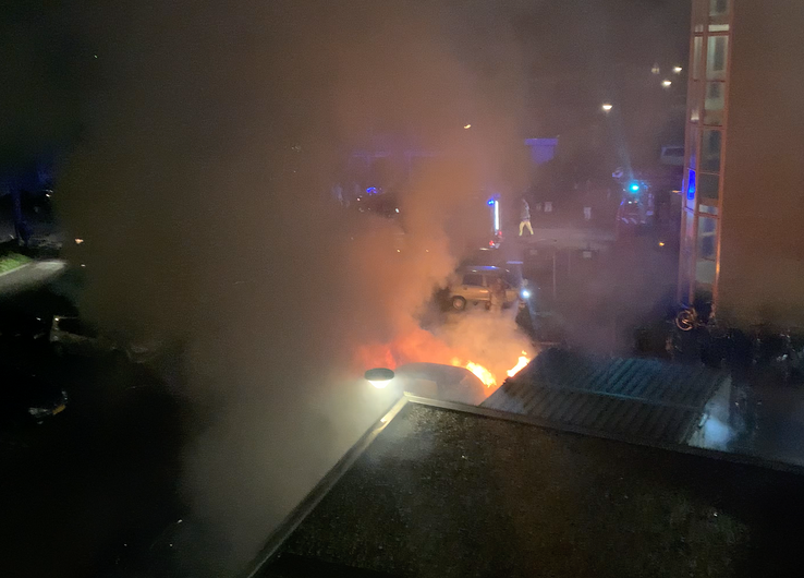 Auto brandt uit aan Staatssecretarislaan - Foto: Ingezonden foto