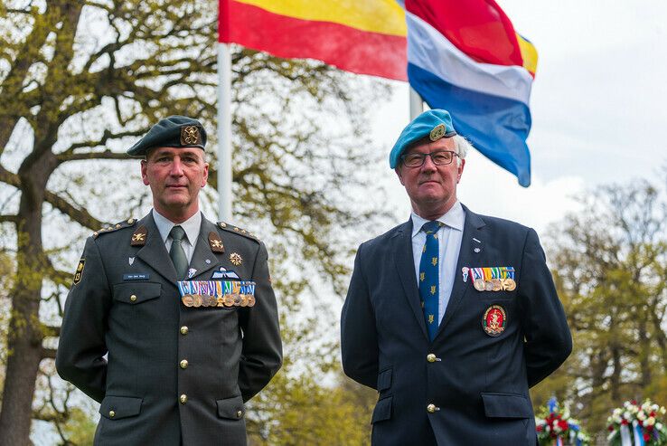 Vrijheidsvuur brandt weer in Zwolle, Zwolse veteranen ontvangen insigne - Foto: Peter Denekamp