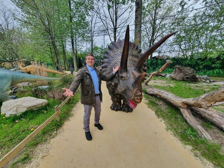 Dinoland-directeur Martyn Besselsen met triceratops