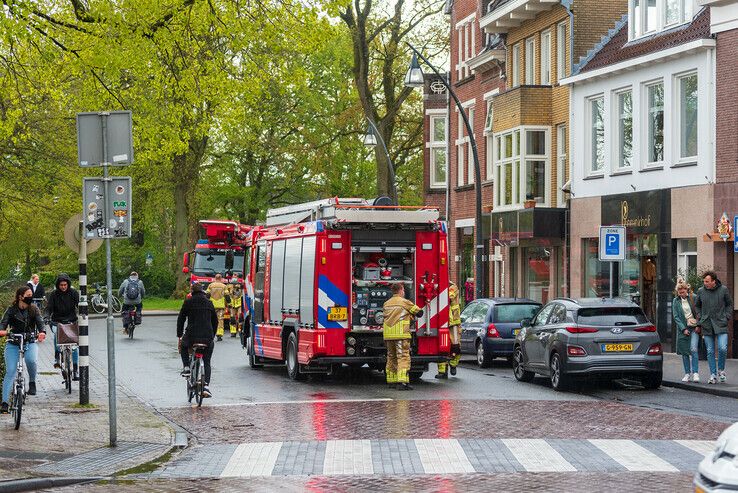 Dekenkist hangt gevaarlijk boven Kerkstraat - Foto: Peter Denekamp