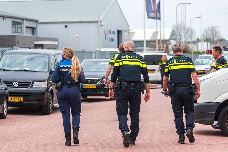 Politie en belastingdienst doen invallen bij bedrijven op de Marslanden - Foto: Peter Denekamp