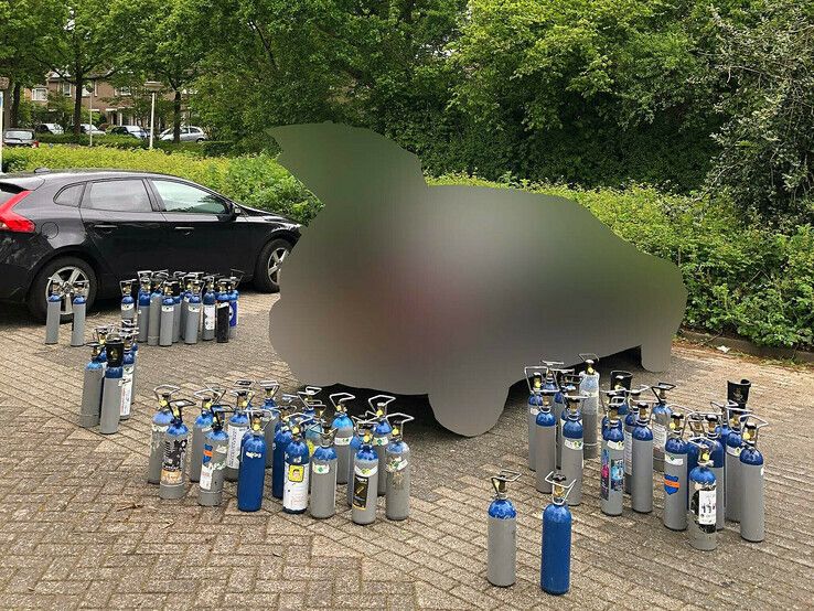 Politie Zwolle vindt 78 tanks met lachgas in auto - Foto: Politie Zwolle