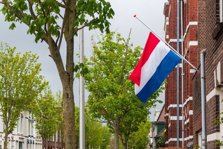 Gemeente Zwolle roept iedereen op om hele dag halfstok te vlaggen - Foto: Peter Denekamp