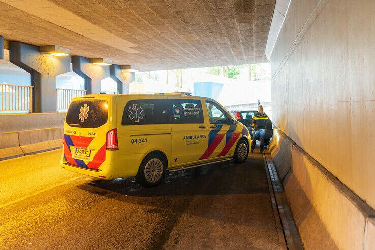 Auto crasht tegen tunnelwand in Assendorp - Foto: Peter Denekamp