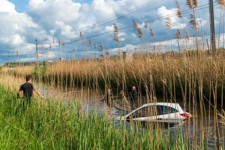 Bejaarde vrouw rijdt met auto in het water in Stadshagen - Foto: Peter Denekamp
