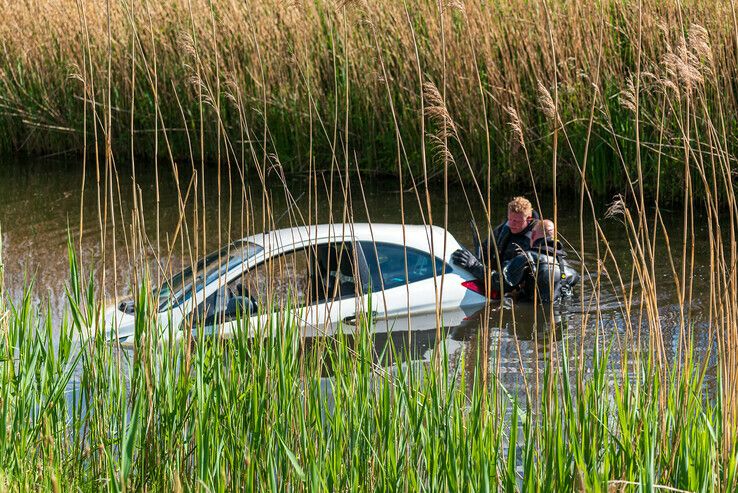 Bejaarde vrouw rijdt met auto in het water in Stadshagen - Foto: Peter Denekamp