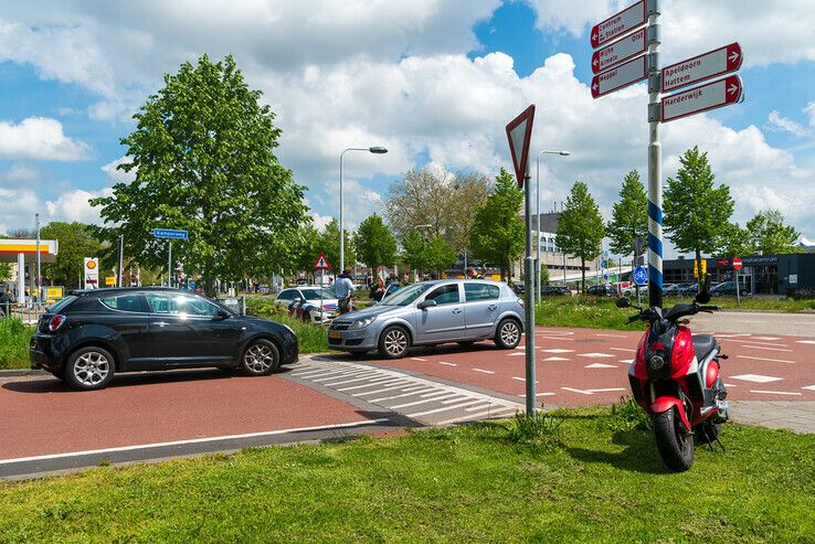 Scooterrijder en automobilist botsen op Nieuwe Veerallee - Foto: Peter Denekamp