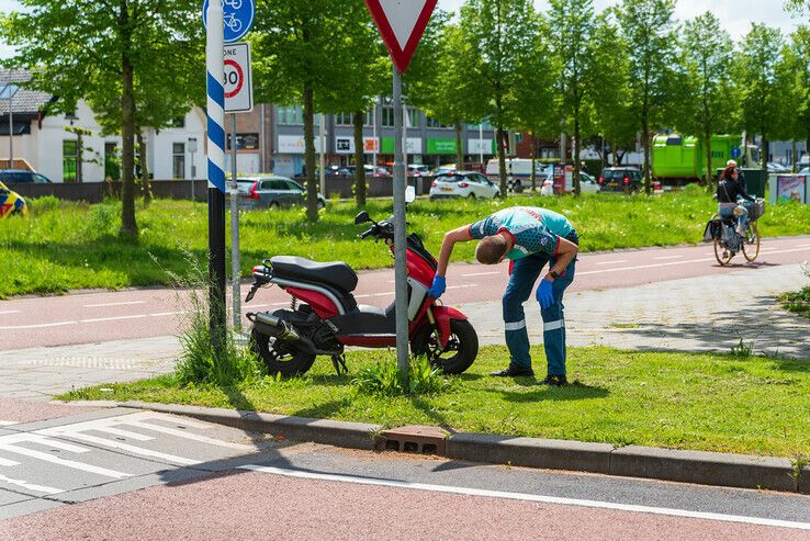 Scooterrijder en automobilist botsen op Nieuwe Veerallee - Foto: Peter Denekamp
