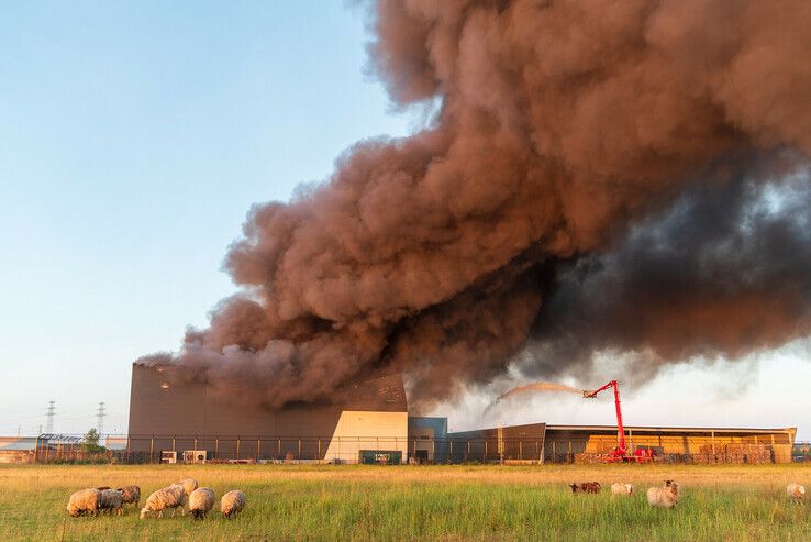 Zeer grote brand in recyclebedrijf op Hessenpoort - Foto: Peter Denekamp