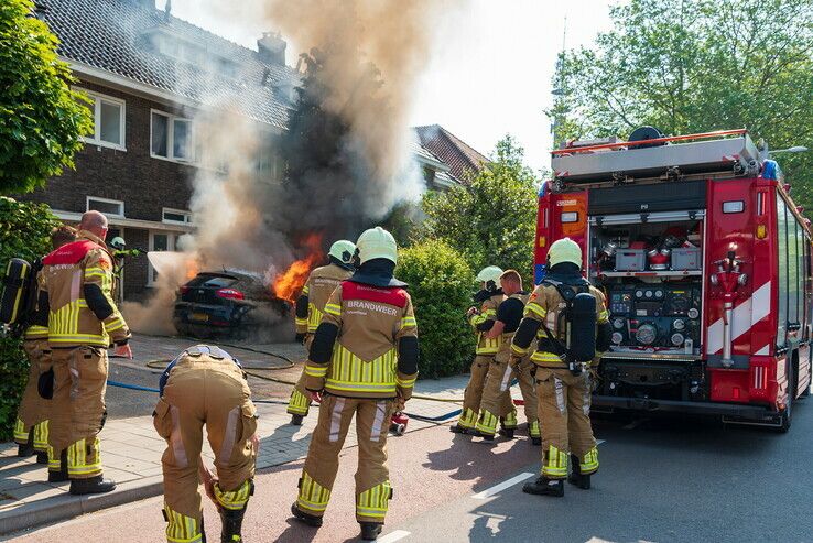 Auto brandt uit aan Westerlaan - Foto: Peter Denekamp