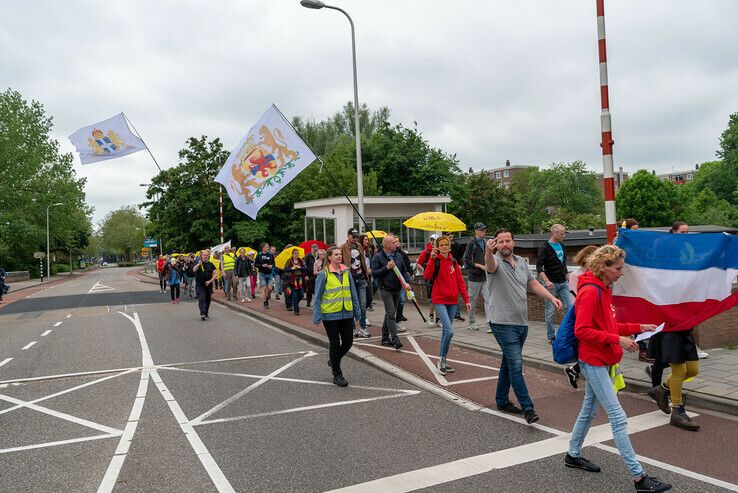 Coronaprotest: Marcheren voor vrijheid rond Zwolse binnenstad - Foto: Peter Denekamp