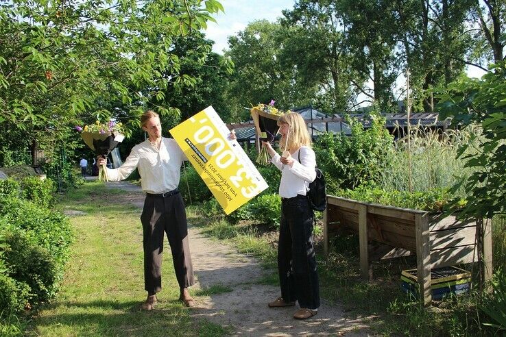 Annemarie Teeken overhandigt Mbo Studentondernemers van het jaar Thijmen Sterken en Teuntje van Leeuwen de cheque ter waarde van 3.000 euro.  - Foto: Kim Beerta