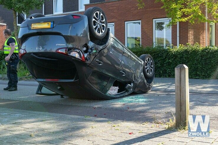 Zwolle – Auto slaat meerdere keren over de kop bij ongeval in Stadshagen - Foto: Arjen van der Zee
