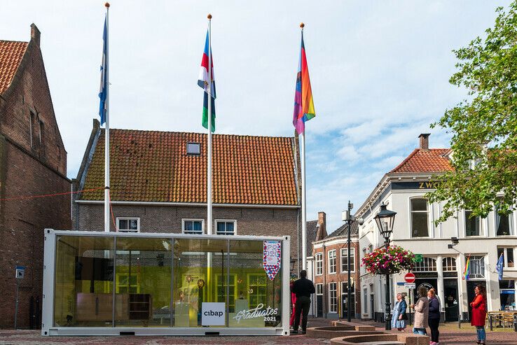 Wethouder hijst regenboogvlag in Zwolle - Foto: Peter Denekamp