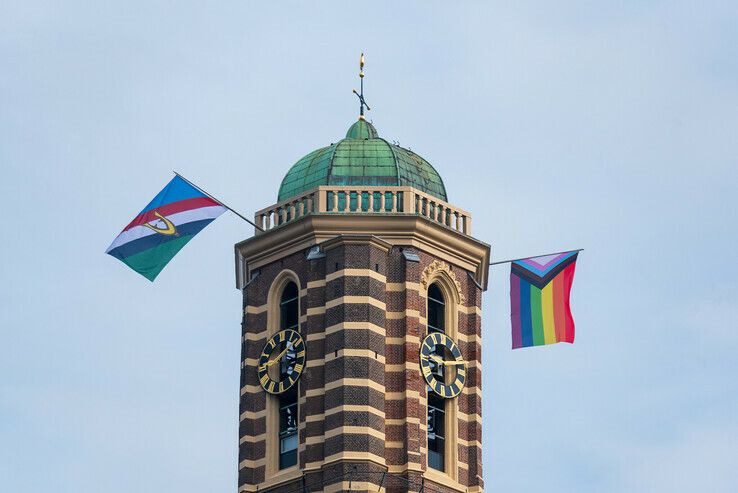Wethouder hijst regenboogvlag in Zwolle - Foto: Peter Denekamp