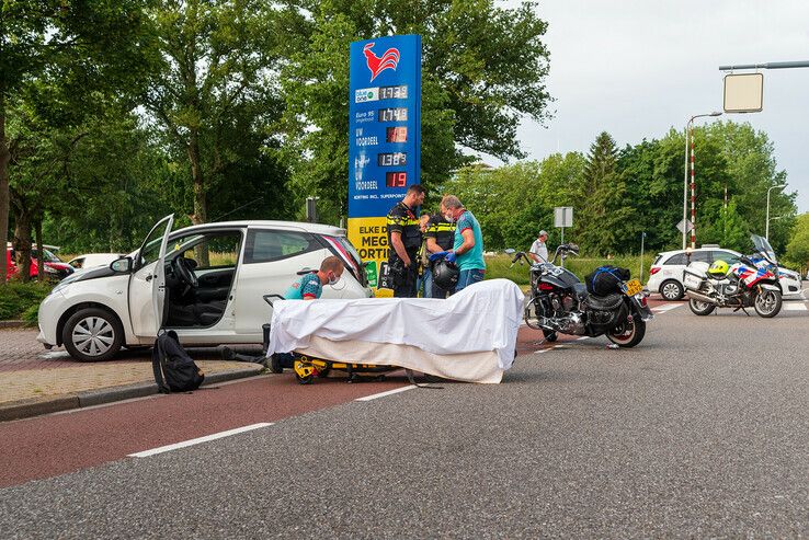 Motorrijder naar ziekenhuis na aanrijding op Hanekamp - Foto: Peter Denekamp