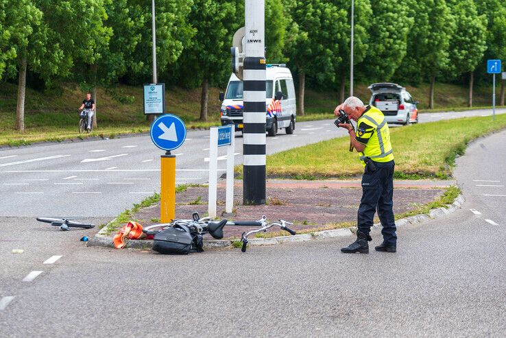Fietsster ernstig gewond na ongeval op Middelweg - Foto: Peter Denekamp