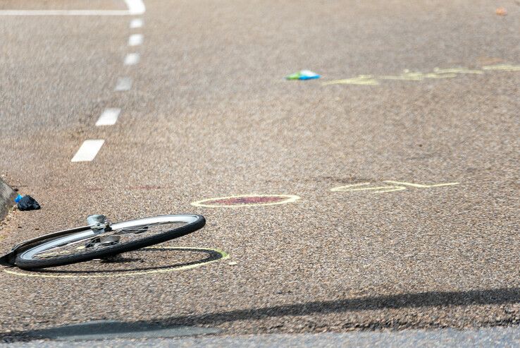 Fietsster ernstig gewond na ongeval op Middelweg - Foto: Peter Denekamp