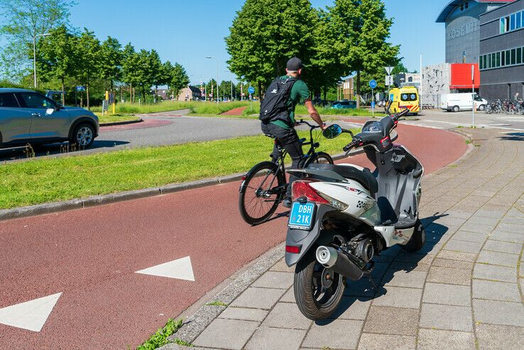 Scooterrijdster gewond na aanrijding met auto in Zwolle-Zuid - Foto: Peter Denekamp
