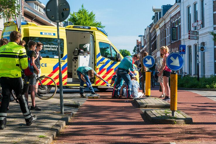 Fietsster gewond na valpartij in Assendorp - Foto: Peter Denekamp