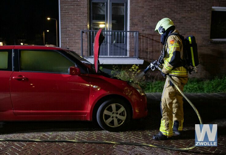 Autobrand in Isaac van Hoornbeekstraat lijkt aangestoken - Foto: Arjen van der Zee