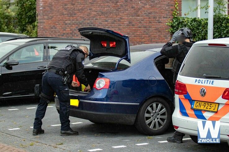 Interventieteam haalt persoon uit woning Stadshagen - Foto: Arjen van der Zee