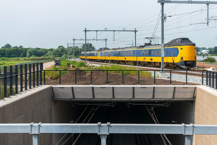 Eerste treinen rijden door dive-under bij Herfte - Foto: Peter Denekamp
