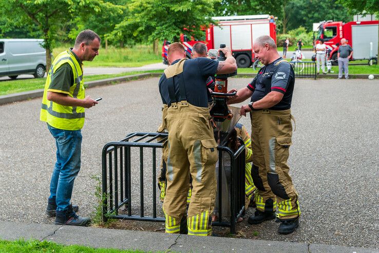 Brandweer bevrijdt peuter uit goaltje in Park de Wezenlanden - Foto: Peter Denekamp