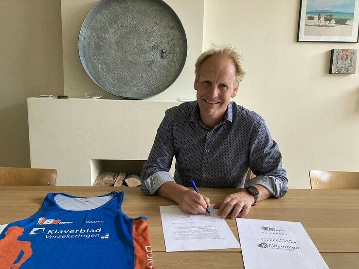  voorzitter Frankwin Mussche tekent het contract met Klaverblad - Foto: BB-Lopers