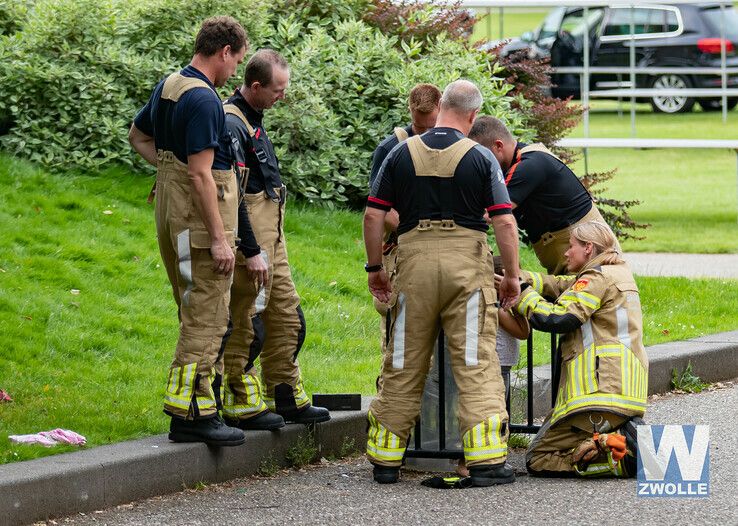 Brandweer bevrijdt peuter uit goaltje in Park de Wezenlanden - Foto: Arjen van der Zee
