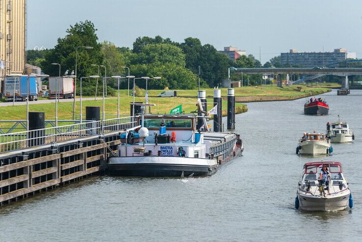 Schip met levensgevaarlijk gif aan boord ligt afgemeerd in Zwolle - Foto: Peter Denekamp