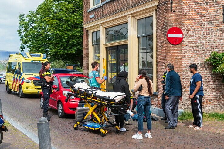 Scooterrijder aangereden door auto in Zwolse binnenstad - Foto: Peter Denekamp