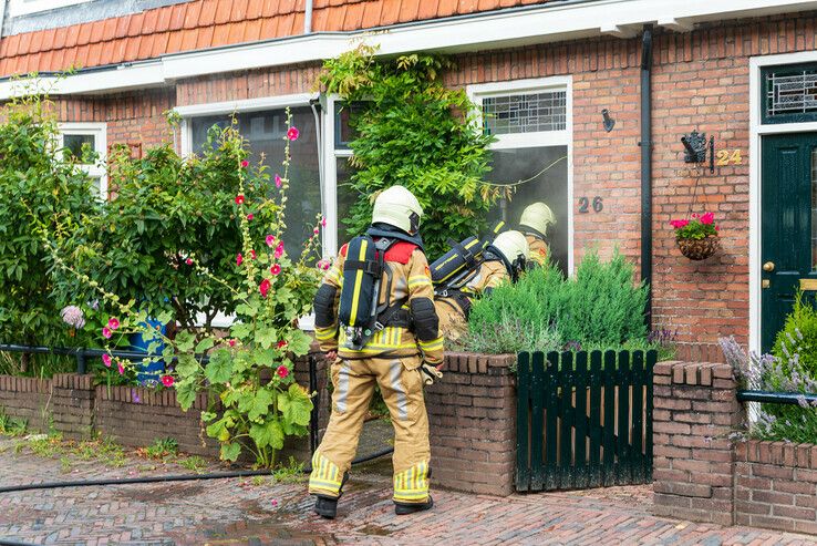 Woningbrand in Assendorp, bewoners op vakantie - Foto: Peter Denekamp