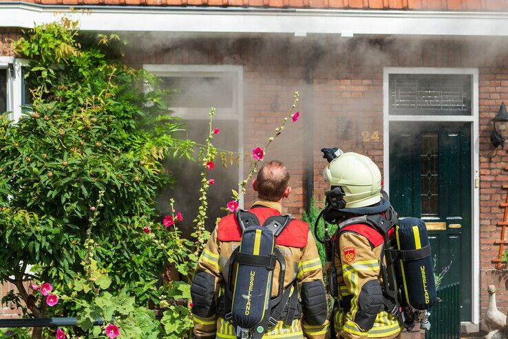 Woningbrand in Assendorp, bewoners op vakantie - Foto: Peter Denekamp