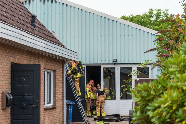 Dak van loods vliegt in brand in Zwolle-Zuid - Foto: Peter Denekamp