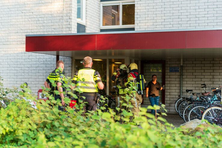 Twee gewonden bij flatbrand in Holtenbroek - Foto: Peter Denekamp