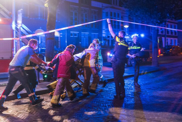 Vrouw op het nippertje uit Stadsgracht gered - Foto: Peter Denekamp