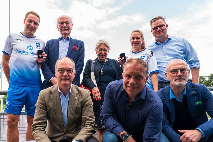 100 jaar jeugdvoetbal: PEC Zwolle trainer Art Langeler krijgt onderscheiding uitgereikt bij Z.A.C. - Foto: Peter Denekamp